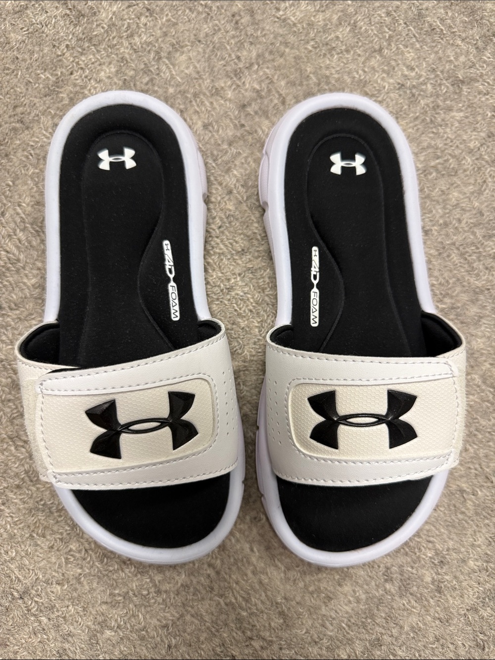 NWOT Under Armour Kids White Slides with Black Logo SZ: 2